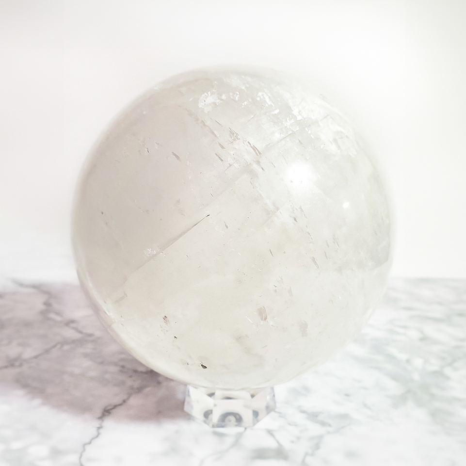 ホワイトカルサイト丸玉（直径13cm）